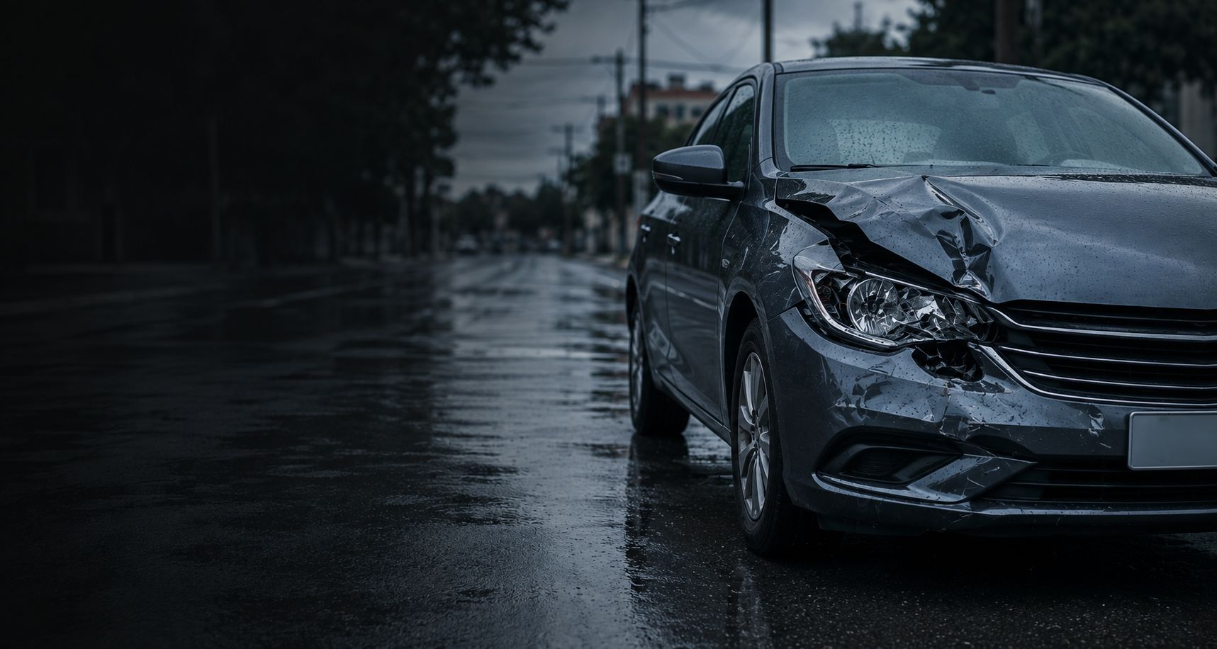 Carro de passeio com avaria dianteira após colisão, protegido pela Ultra+